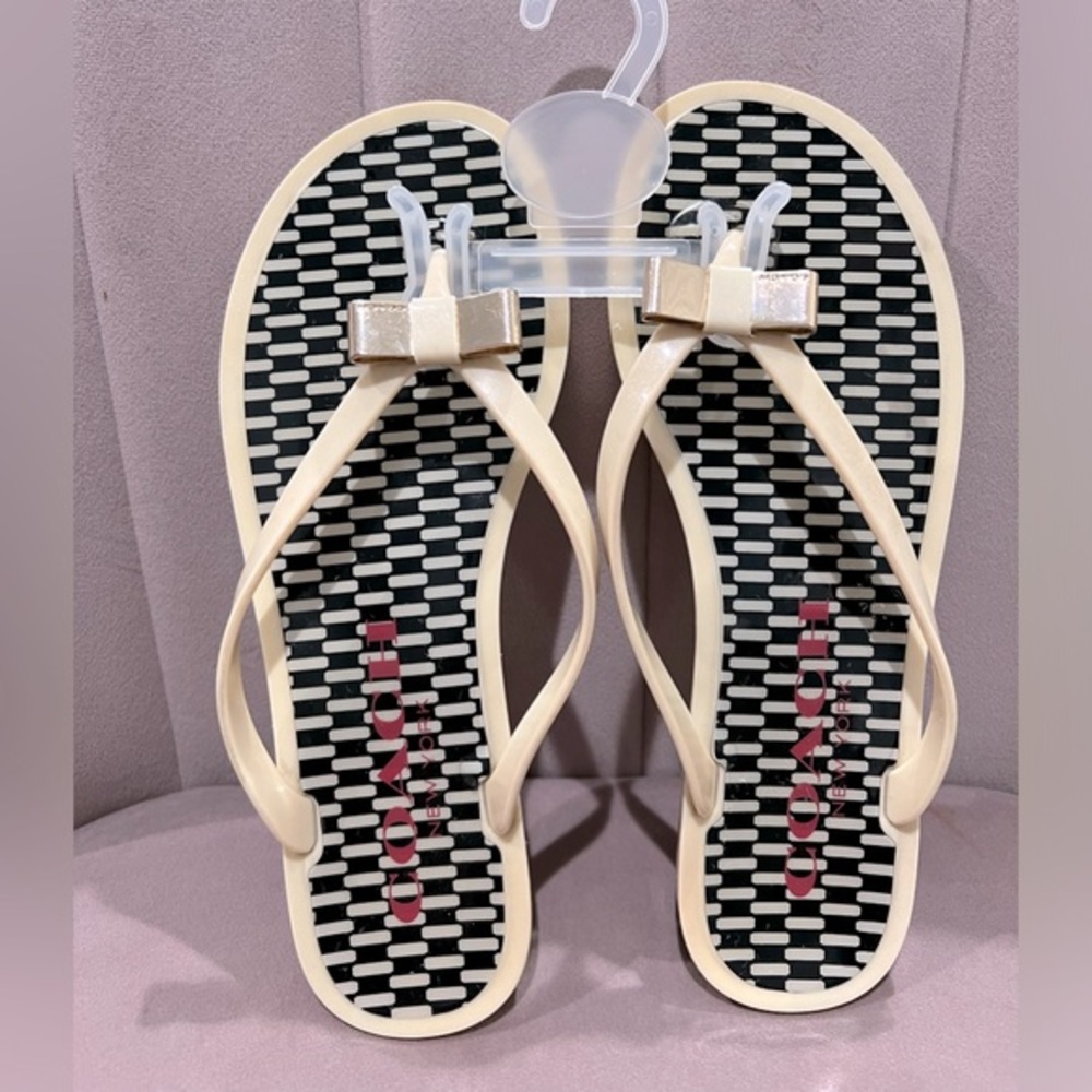 Coach London‎ Flip Flops Size 6